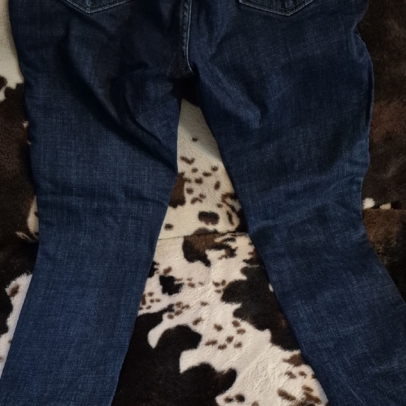 Levi's Ankle Jeans in Deep Blue with Ripped Knees - Picture 8 of 9